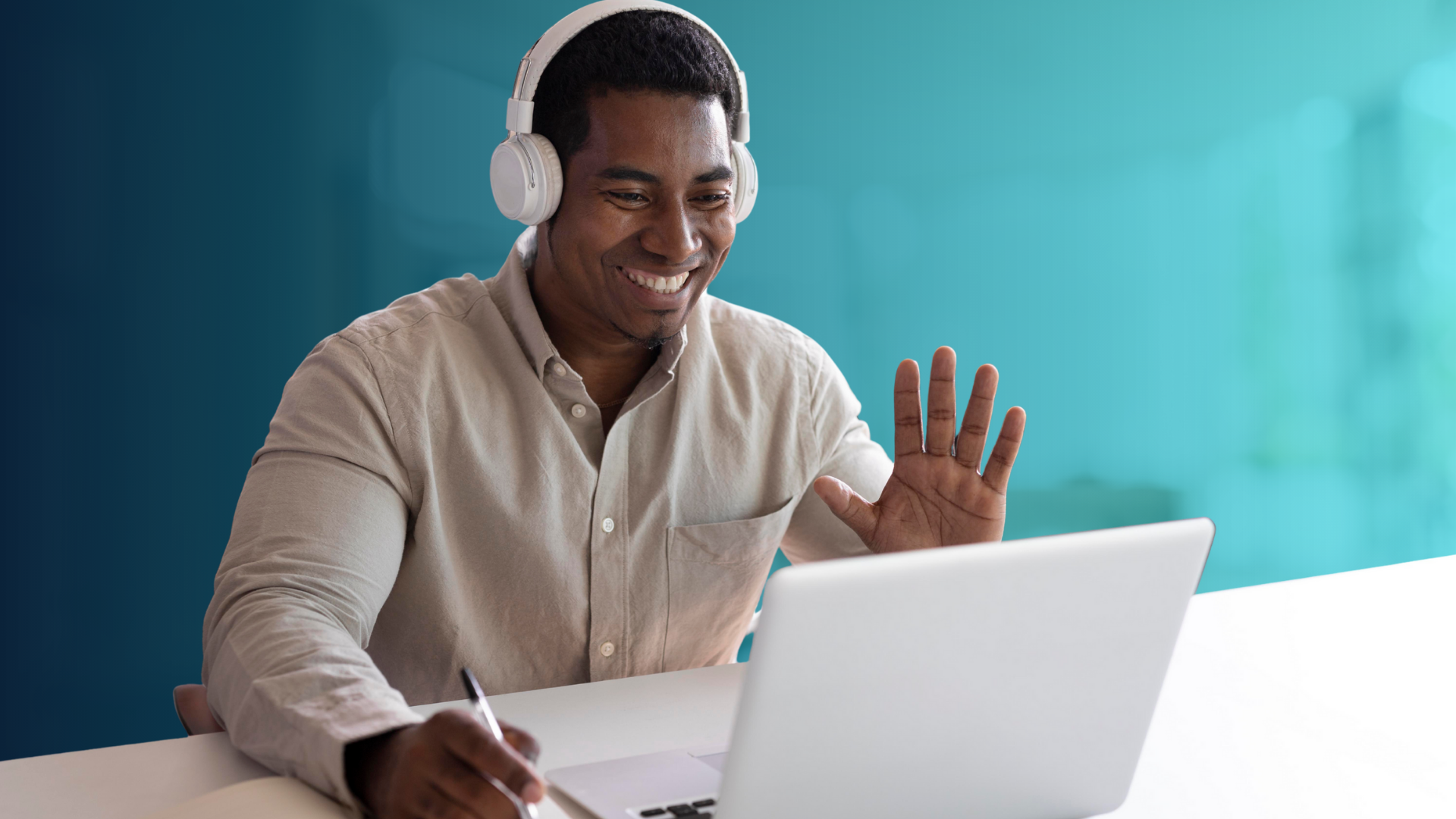 homem feliz sendo mentor destravador via plataforma MeDestrava!Tech
